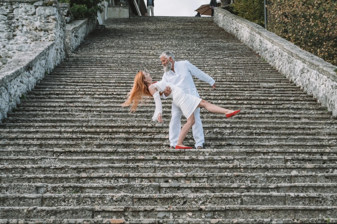 Poročni fotograf Bled – intimen trenutek na otoku